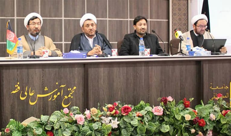 نشست نقد و بررسی دانشنامه در قم